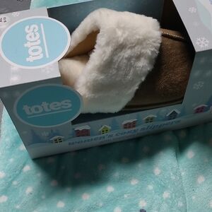 Totes Women's Cozy Slippers - Gold and White.  Brand new!!!